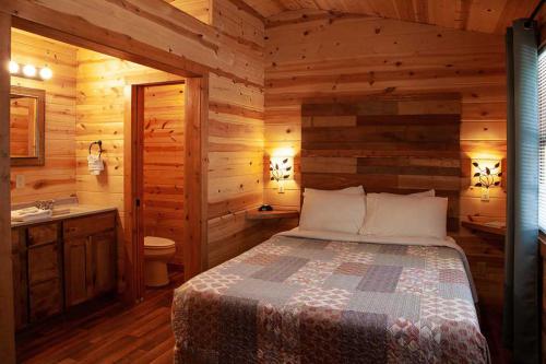 cb5-cabin-bedroom