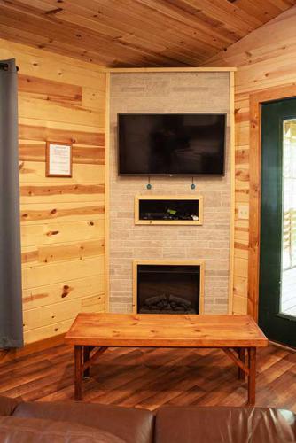 cb5-cabin-fireplace-tv