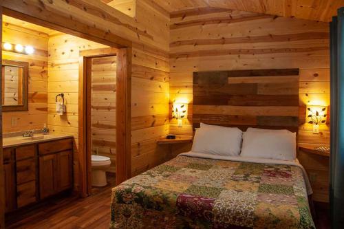 cb6-cabin-bedroom