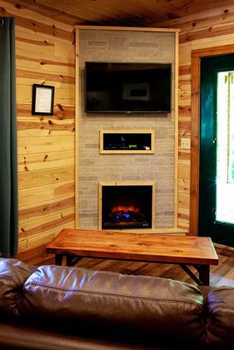 cb6-cabin-fireplace-tv